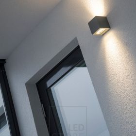 Talon julkisivussa kahteen suuntaan valaiseva led seinävalo. Valaisin valaisee seinän kautta tunnelmallista valoa, ja katetun terassin kautta myös epäsuoraa valoa. Ledstore.fi