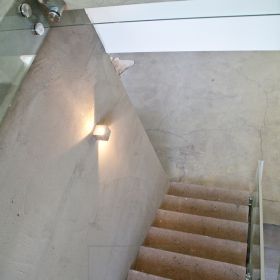 CUBIC led seinävalaisin on pelkistetty ja moderni muotoilultaan. Seinävalaisin valaisee valoa sekä ylös että alaspäin. Valo muodostaa seinälle kauniin rusettikuvion. Tämä minimalistinen kaunotar sopii erinomaisesti moderneihin koteihin. Ledstore.fi