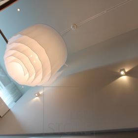 CUBIC led seinävalaisin kahteen suuntaan valaisemassa kerroksien välille valoa. Ledstore.fi