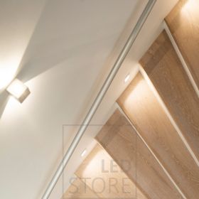 CUBIC led seinävalaisin on erinomainen portaikon valaisuun ja korostamaan tilan korkeutta. Valaisimesta saatavilla myös yhteen suuntaan valaiseva malli. CUBIC seinävalaisimen lisäksi askelmavalaistus upotettavilla In-wall led seinävalaisimilla. Ledstore.fi