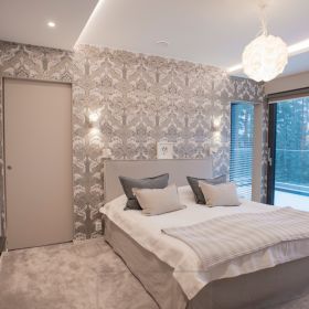 Makuuhuoneessa molemmin puolin sänkyä tunnelma- ja lukuvaloina kahteen suuntaan valaisevat CUBIC led seinävalaisimet. Minimalistinen valaisin sopii hyvin kuviotapetin kanssa. Ledstore.fi