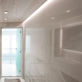 Kylpyhuoneessa spa-tunnelmaa luomassa epäsuora valaistus. Alasvaloina Kantti-spotit. Ledstore.fi