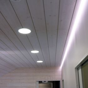 Tunnelmallinen epäsuora valaistus yhdistettynä laajasti valaiseviin Plafondi-valaisimiin. Ledstore.fi