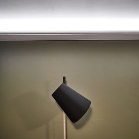 Epäsuoraa valoa seinällä suunnattuna kattoon yhteen suuntaan valaisevalla seinäprofiililla. Ledstore.fi