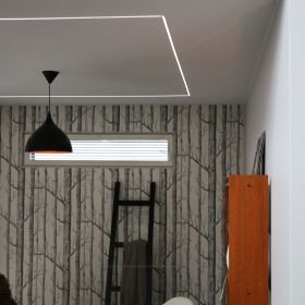 Kapeassa uppoprofiilissa led-nauha, luo kattoon tyylikkään kuvion ja tuo valoa joka puolelle tilaa. Ledstore.fi
