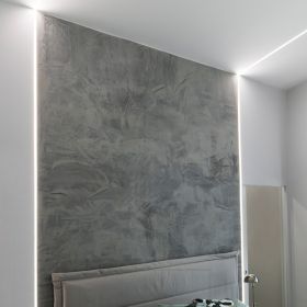 Makuuhuoneessa kapeassa uppoprofiilissa seinältä kattoon jatkuvat led nauhat. Ilme on modernin graafinen. Ledstore.fi