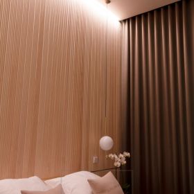 Makuuhuoneen kaunista panelointia korostettu epäsuoralla valolla. Led nauhat leveässä uppoprofiilissa. Ledstore.fi