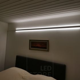 Makuuhuoneessa epäsuoraa, kaunista valoa seinäprofiilissa. Ledstore.fi