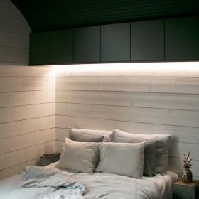 Seinäkaappien pohjaan kiinnitetyt led nauhat valaisevat tunnelmallisesti epäsuoralla valolla makuuhuoneessa. Ledstore.fi