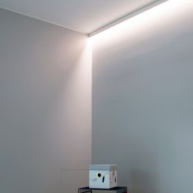 Makuuhuoneessa epäsuoraa valoa seinän kautta. Ledstore.fi