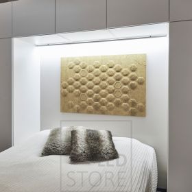 Makuuhuoneessa sängyn taakse, seinäkaapin pohjaan kiinnitetty led nauha valaisee tunnelmallisesti epäsuoraa valoa. Ledstore.fi