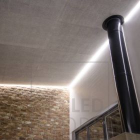 Olohuoneen katon rajassa värilämpötilasäädettävä epäsuora valaistus luomassa tunnelmallista valaistusta tilaan. Ledstore.fi
