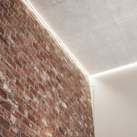 Epäsuora valaistus korkean olohuoneen katossa korostamassa tilan korkeutta ja luomassa tunnelmavalaistusta. Ledstore.fi