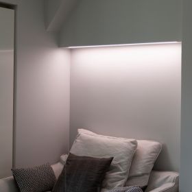 Makuuhuoneessa kaunis tunnelmavalaistus sängyn yläpuolella. Värilämpötilasäädettävä epäsuora valaistus. Ledstore.fi