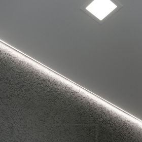 Epäsuora valaistus korostamassa tekstuuriseinää. Epäsuoran valon lisänä laajasti valaiseva paneelivalaisin alasvalona. Ledstore.fi
