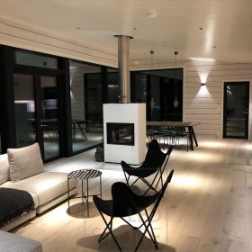 Musta FUNK-seinävalaisin olohuoneessa tunnelmavalona. Valaisin on minimalistinen, moderni ja sopii erinomaisesti skandinaaviseen sisustukseen. Ledstore.fi