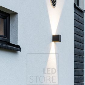 Musta led seinävalaisin FUNK valaisee kahteen suuntaan. Valo sopii erinomaisesti skandinaaviseen sisustukseen sekä moderneihin koteihin. Ledstore.fi