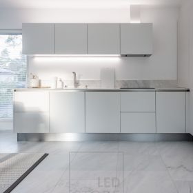 Kauniissa valkoisessa keittiössä valaisemassa led nauhat 4000 Kelvinin neutraalilla valkoisella valolla joka korostaa keittiöön valittuja puhtaita sävyjä. Ledstore.fi