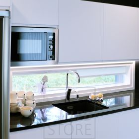 Työtasovalaistus keittiössä luomassa laadukasta ruoanlaittovaloa. Itse valaisin on huomaamaton ja minimalistinen. Ledstore.fi