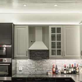Keittiössä kaappien päällä led nauhat valaisemassa epäsuorasti ylöspäin, valo avautuu katon kautta. Yleisvalaistuksena spotit. Tasoa valaisee led nauha kiinnitettynä yläkaappien pohjaan. Ledstore.fi
