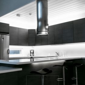 Keittiössä tunnelmallinen sekä käytännöllinen valaistus toteutettu led nauhoilla. Ledstore.fi