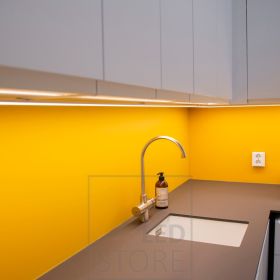 Kodinhoitohuoneen värikästä välitilaa valaisemassa led nauha pintaprofiilissa. Ledstore.fi