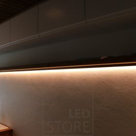 Kodinhoitohuoneessa työskentelyvalona led nauha, kiinnitettynä hyllyn pohjaan. Ledstore.fi