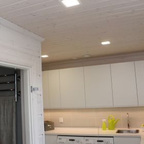 Kodinhoitohuoneessa työskentelyvalona led nauha työtasossa, katossa pienet mutta laajasti valaisevat paneeli-valaisimet. Ledstore.fi