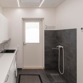 Kodinhoitohuoneen minimalistisena kattovalaistuksena kaksi kapeaa uppoprofiilia. Ledstore.fi