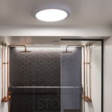 Pesuhuoneessa led-plafondi yleisvalaistuksena ja suihkujen takana erikoislaattaa korostamassa led nauha. Ledstore.fi