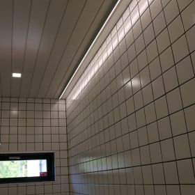 Seinään suunnattu led nauha valaisee tunnelmallista, epäsuoraa valoa. Pienet paneelit katossa antavat tilaan laadukasta yleisvaloa. Ledstore.fi