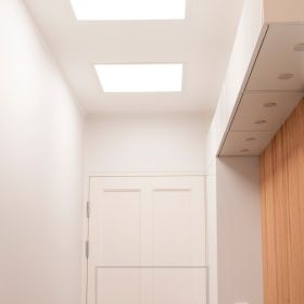 Isot Paneeli-valaisimet, koossa 600x600. Valaisin on minimalistisen tyylikäs ja luo efektin kattoikkunasta. Ledstore.fi