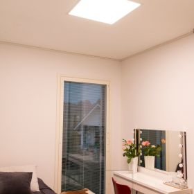 Makuuhuoneen katossa UPPOAVA paneeli 600x600 jolla luotu kattoon kattoikkunaefekti. Ledstore.fi
