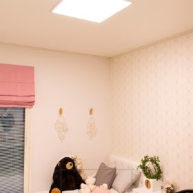 Makuuhuoneen katossa UPPOAVA paneeli 600x600. Valaisin muistuttaa kattoikkunaa ja on värilämpötilasäädettävä. Ledstore.fi