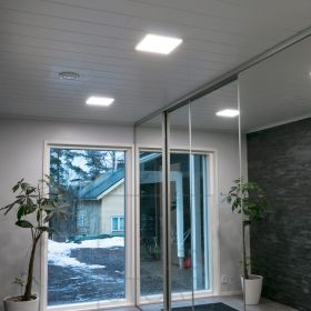 Eteisen tasaisena ja tehokkaana valaistuksena paneeli-valaisimet. Valaisin sopii erinomaisesti moderneihin koteihin. Ledstore.fi