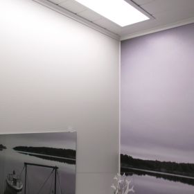 300x1200 paneeli valaisemassa peilin yläpuolella tehokasta ja tasaista valoa. Ledstore.fi