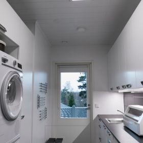 Kodinhoitohuoneen valaistuksena 300x1200 paneeli katossa, sekä led nauha kiinnitettynä yläkaappien pohjaan. Ledstore.fi