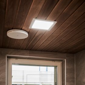 Kylpyhuoneen katossa tasaista ja laadukasta valoa valaiseva minimlaistinen led paneelivalaisin. Ledstore.fi