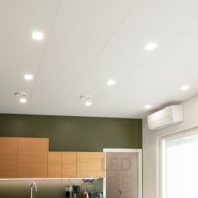 Tasainen kattovalaistus keittiössä led paneeleilla. Yläkaappien pohjassa led valonauha tasovalaistuksena. Ledstore.fi