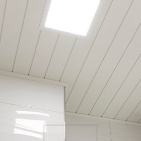 Neliön mallinen paneeli-valaisin katossa, 13mm paksu valaisin pystytään hyvin uppoasentamaan erittäin mataliin asennustiloihin. Ledstore.fi