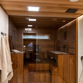 Pesuhuoneen kattovalaistuksena led paneelit. Pesuhuoneen valaistus valaisee myös saunan lasiseinän ansiosta. Ledstore.fi