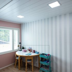 Litteä ja eleetön valaisin sulautuu kattoon kauniisti. Ledstore.fi