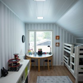 Lastenhuoneen valaistus - kattovalaistuksena värilämpötilasäädettävät led paneeli-valaisimet. Kylmän sävyinen valo virkistää ja auttaa keskittymään. Ledstore.fi