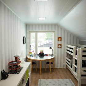 Lastenhuoneen valaistus - kattovalaistuksena värilämpötilasäädettävät led paneeli-valaisimet. Neutraali 4000K valo on mahdollisimman väritöntä valoa. Ledstore.fi