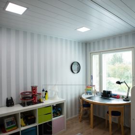 Lastenhuoneessa paneeleilla toteutettu yleisvalaistus. Ledstore.fi