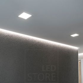Yleisvalaistuksena toimivat paneelit sulautuvat kauniisti kattoon ja led valonauha valaisee epäsuoraa tunnelmavaloa seinän kautta. Ledstore.fi