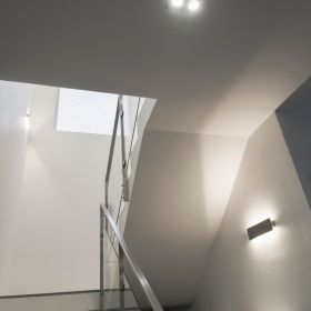 Led seinävalaisin STRAIGHT portaikossa antaa valon epäsuorasti seinän kautta ylös ja alaspäin, joten se soveltuu erityisen hyvin tunnelmaa kaipaaviin tiloihin. Ledstore.fi