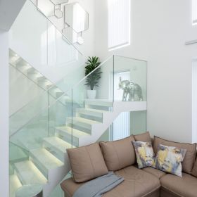 Kaunista ja näyttävää portaikkoa korostamassa ja valaisemassa led nauhat askelmissa. Ledstore.fi