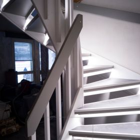 Led nauhat askelmissa valaisemassa portaikkoa epäsuoralla valolla. Valaistus on pehmeä ja tunnelmallinen. Ledstore.fi