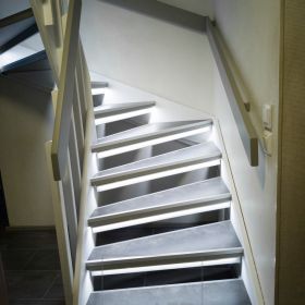 Led nauhat valaisemassa portaikkoa askelmissa epäsuorasti, valaistus on tunnelmallinen ja pehmeä. Ledstore.fi